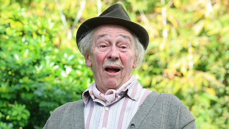 Paul Whitehouse spielt Argus Filch.