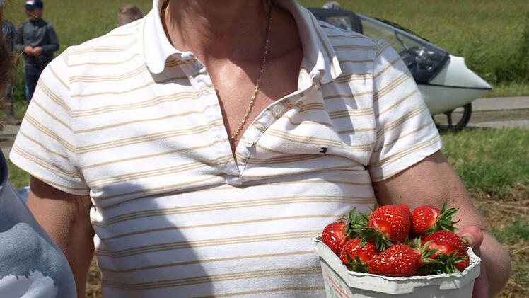 Auch Ernährungsberaterin Yvonne Müller hat gesunde Erdbeeren gesammelt.