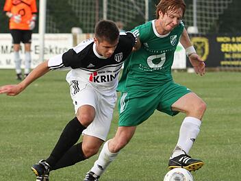 Der Sander Jan Derra (links) im packenden Zweikampf mit dem Garitzer Johannes Rüth. Foto: Geiling
