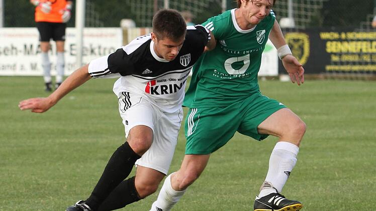 Der Sander Jan Derra (links) im packenden Zweikampf mit dem Garitzer Johannes Rüth. Foto: Geiling