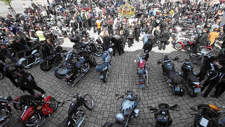 Ein Teil der aufgereihten Motorräder vor dem Bad Brückenauer Rathaus blinkt in der Sonne. Foto: Thomas Dill