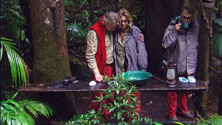 Tag 9 im Camp - Walter Freiwald und Maren Gilzer treffen sich vor dem Klohäuschen. Walter nimmt Maren in den Arm. Alle Infos zu "Ich bin ein Star - Holt mich hier raus!" im Special bei RTL.de: www.rtl.de/cms/sendungen/ich-bin-ein-star.html