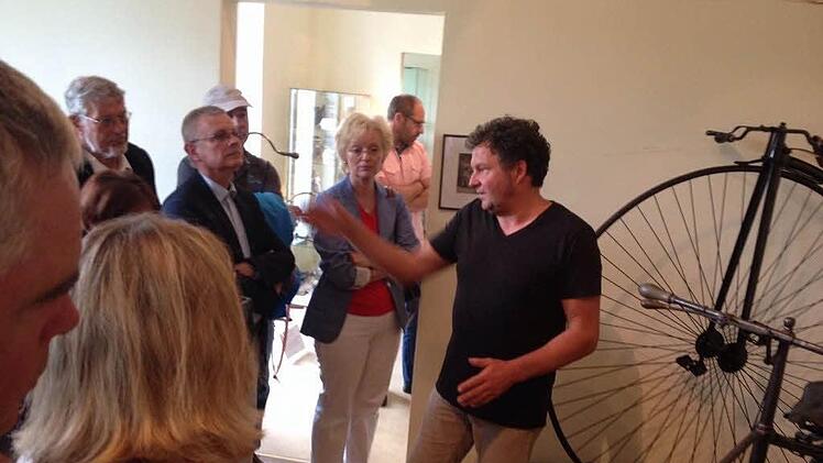 Ivan Sojc, Inhaber des Deutschen Fahrradmuseums in Bad Brückenau, führt die Fraktion der Freien Wähler des Kreistages durch sein "Wohnzimmer". Foto: Beatrix Lieb
