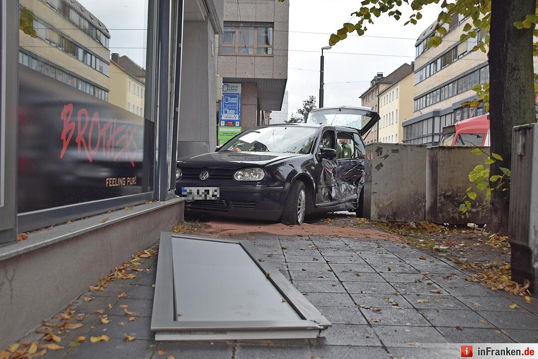 Nürnberg-Südstadt: Pkw rammt Straßenbahn