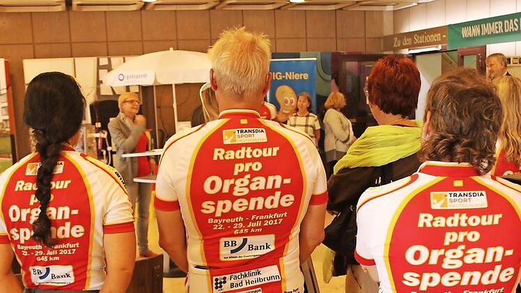 Das Trikot ist Programm: Mit ihrer Radtour machen die Teilnehmer Werbung für Organspenden.  Fotos: ks