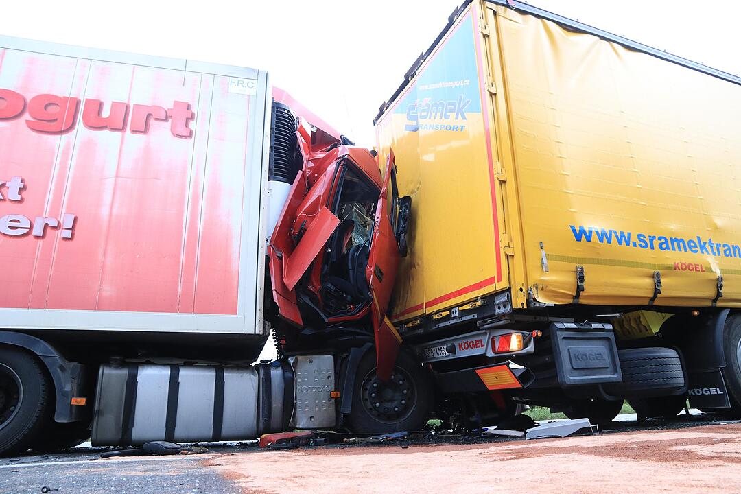 A3 bei Schlüsselfeld: Zwei Personen bei Lkw-Crash eingeklemmt