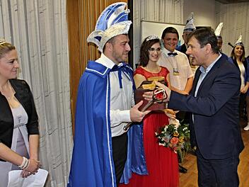 2. Bürgermeister Kurt Weißheimer (rechts) übergibt an das neue Prinzenpaar "Julia II" und "Prinz Steffen II" (von links) den Rathausschlüssel. Das entmachtete Prinzenpaar, "Christina I und Maximillian I" (3. und 4 von links) schauen zu. Foto: Helmut Will