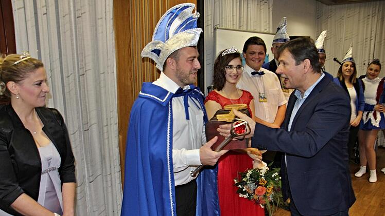 2. Bürgermeister Kurt Weißheimer (rechts) übergibt an das neue Prinzenpaar "Julia II" und "Prinz Steffen II" (von links) den Rathausschlüssel. Das entmachtete Prinzenpaar, "Christina I und Maximillian I" (3. und 4 von links) schauen zu. Foto: Helmut Will