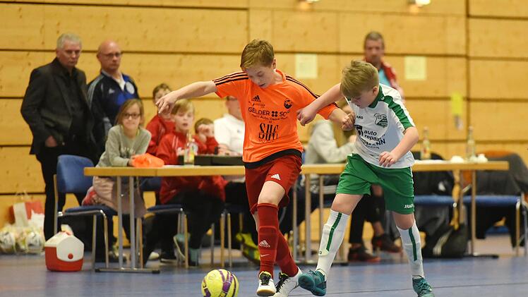 Für die Hallenbezirksmeisterschaft der D-Junioren haben sich unter anderem der aktuelle Kreismeister JFG Grün-Weiß Frankenwald (weiße Trikots) und Finalgegner FC Coburg qualifiziert. Foto: Hagen Lehmann