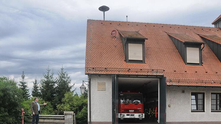 Bürgermeister Oswald Siebenhaar vor dem FFW Gebäude in Bräuningshof , wo links der Anbau für eine neue Fahrzeughalle gebaut wird.      Foto: Karl Heinz Wirth
