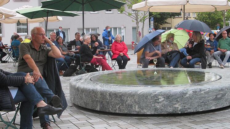 Das letzte Hamulissimo-Konzert unter Schirmen verdross die Zuhörer nicht. Der Regen war nur ein Intermezzo. Winfried Ehling