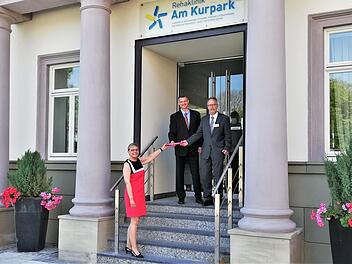 Bundestagsabgeordnete Sabine Dittmar (SPD) nahm den Staffelstab der Klinik am Kurpark von Chefarzt Dr. Andreas Willer und kaufmännischem Leiter Holger Metz entgegen.