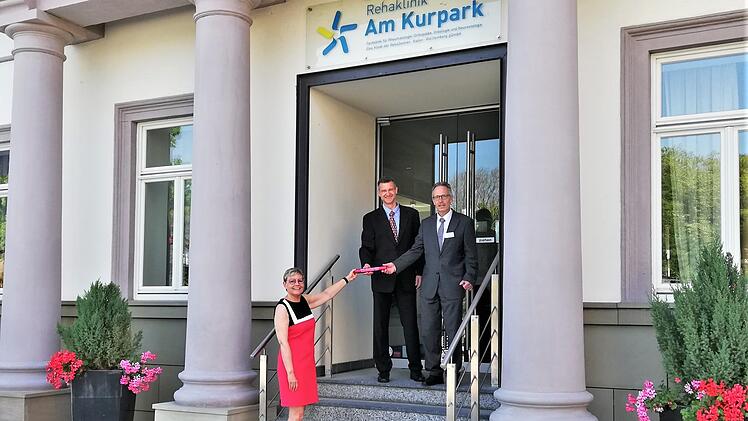 Bundestagsabgeordnete Sabine Dittmar (SPD) nahm den Staffelstab der Klinik am Kurpark von Chefarzt Dr. Andreas Willer und kaufmännischem Leiter Holger Metz entgegen.