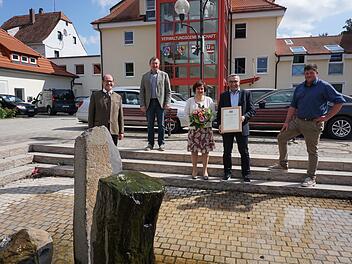 40 Jahre ist Lothar Ziegler (zweiter von rechts) bei der Verwaltungsgemeinschaft Bad Brückenau beschäftigt. Zum Dienstjubiläum gratulierten (von links): Dieter Muth (Bürgermeister Oberleichtersbach und Vorsitzender der VG), Roland Römmelt (Bürgermeister Riedenberg), Irene und Lothar Ziegler und Alexander Schneider (Bürgermeister Geroda).