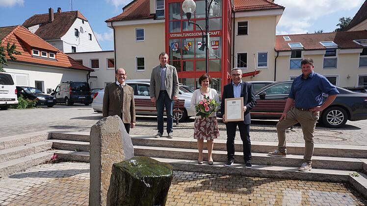 40 Jahre ist Lothar Ziegler (zweiter von rechts) bei der Verwaltungsgemeinschaft Bad Brückenau beschäftigt. Zum Dienstjubiläum gratulierten (von links): Dieter Muth (Bürgermeister Oberleichtersbach und Vorsitzender der VG), Roland Römmelt (Bürgermeister Riedenberg), Irene und Lothar Ziegler und Alexander Schneider (Bürgermeister Geroda).