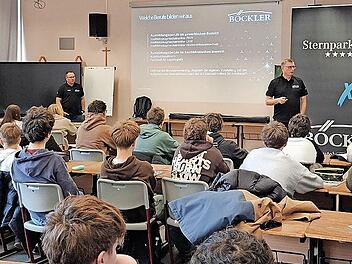 Interessierte Sch&uuml;ler beim Berufswahlseminar.