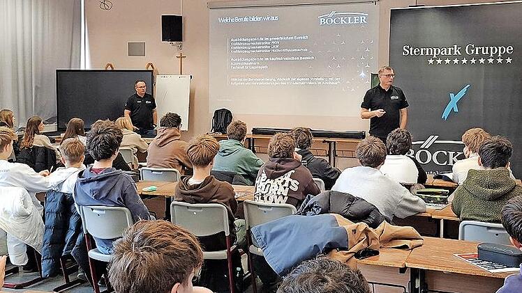 Interessierte Sch&uuml;ler beim Berufswahlseminar.