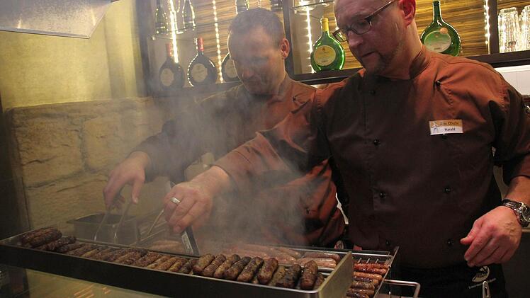 Die Würstel-Meister vom Buchenholz-Grill ...