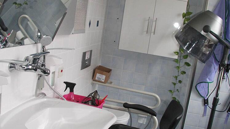 Im "Schönheitssalon" des Pflegeheims können sich die Bewohner frisieren und verwöhnen lassen.