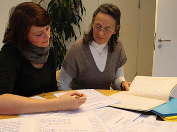 Für die Zwischenzeugnisse der Schüler der Sinnberg-Grundschule gehen die Lehrerinnen Lena Wolf und Sybille Hartung Noten und Hefte durch. Gerecht und richtig sollen die Zeugnisse sein. Fotos: Carmen Schmitt