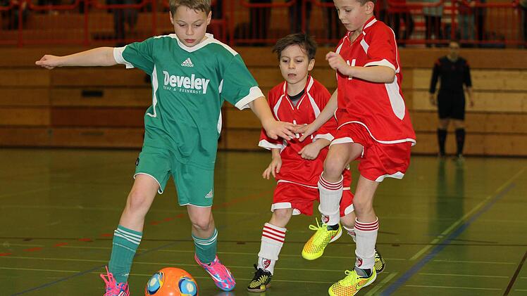 Spielszene vom Hallenturnier der F-Junioren in Kronach.  Foto: Heinric Weiß
