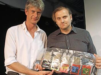 Psychotherapeut Roland Härtel-Petri und der Drogenpräventionsbeauftragte Peter Stenglein zeigen die "schönen bunten Beutelchen": Die Vermarktungsstrategie setzt auf Verharmlosung.  Fotos: Sonja Adam
