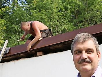 Stefan Stahl, Erster Schützenmeister der SG Coburg von 1354, vorm Dach des 25-Meter-Schießstandes, das ebenfalls verblecht wurde.