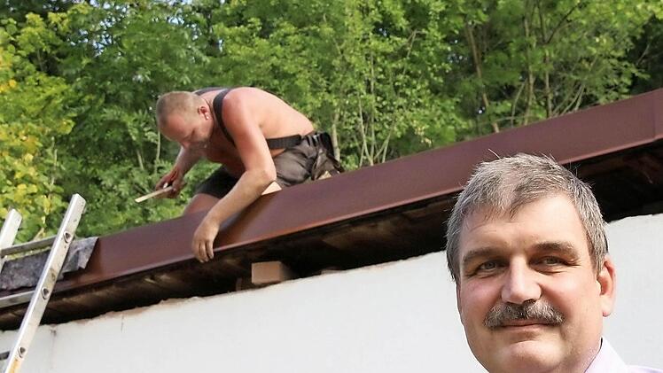 Stefan Stahl, Erster Schützenmeister der SG Coburg von 1354, vorm Dach des 25-Meter-Schießstandes, das ebenfalls verblecht wurde.