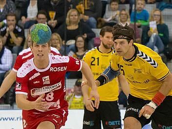 Ein Kopf-anKopf-Rennen lieferten sich die Coburger (gelbe Trikots) am Samstagabend vor 2315 Zuschauer in der HUK-Arena mit den Gästen aus Nordhorn. Am Ende hatten Thomas Riha (rechts), Till Riehn (Nummer 21) & Co. knapp mit 24:23 Toren die Nase vorn. Foto: Albert Höchstädter