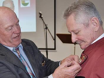 Kreisvorsitzender Paul Kolb zeichnete Ewald Schmück, Vorsitzender der Sängerlust Stralsbach, mit Goldenem Ehrenkranz und Urkunde aus. Foto: Sigismund von Dobschütz