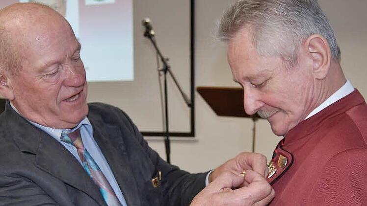 Kreisvorsitzender Paul Kolb zeichnete Ewald Schmück, Vorsitzender der Sängerlust Stralsbach, mit Goldenem Ehrenkranz und Urkunde aus. Foto: Sigismund von Dobschütz