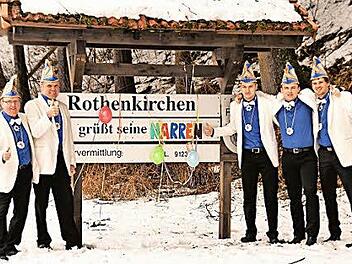 Die Faschingsvorfreude ist gro&szlig;. In Rothenkirchen sind die Narren los, das zeigen sie auch am Ortsschild. Von links die Elferr&auml;te Ren&eacute; Wagner, Berthold Baier, Florian Jungkunz, Stefan Heinlein, Lukas Fr&ouml;ba Foto: eh