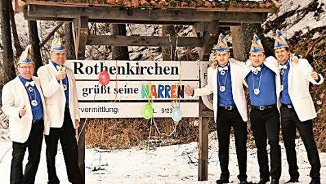 Die Faschingsvorfreude ist gro&szlig;. In Rothenkirchen sind die Narren los, das zeigen sie auch am Ortsschild. Von links die Elferr&auml;te Ren&eacute; Wagner, Berthold Baier, Florian Jungkunz, Stefan Heinlein, Lukas Fr&ouml;ba Foto: eh