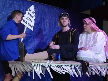 Johann Krischnas fliegendes Teppich-Quiztaxi brachte jeden, der wollte, in eine der benachbarten "Oasen". Fotos: Klaus-Peter Wulf