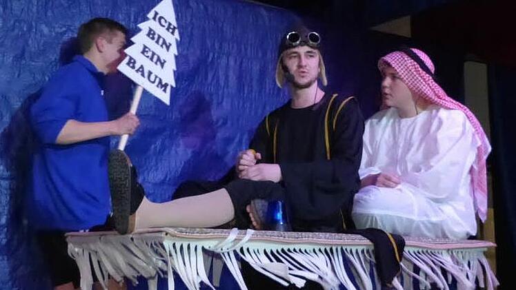 Johann Krischnas fliegendes Teppich-Quiztaxi brachte jeden, der wollte, in eine der benachbarten "Oasen". Fotos: Klaus-Peter Wulf