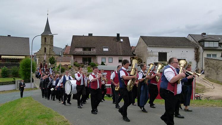 Der Musikverein Kemmern führte die Parade von der Pfarrkirche zum Festzelt an. Foto: Marion Krüger-Hundrup