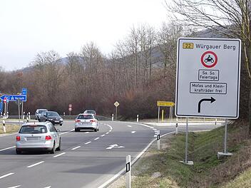 Schon weit vor dem gesperrten Streckenabschnitt der B22 bei Würgau weisen  große Schilder auf das Fahrverbot hin. Timo Stöhr