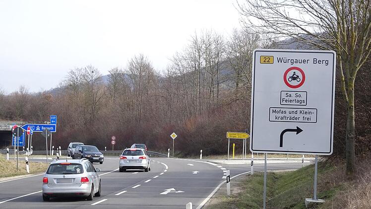 Schon weit vor dem gesperrten Streckenabschnitt der B22 bei Würgau weisen  große Schilder auf das Fahrverbot hin. Timo Stöhr