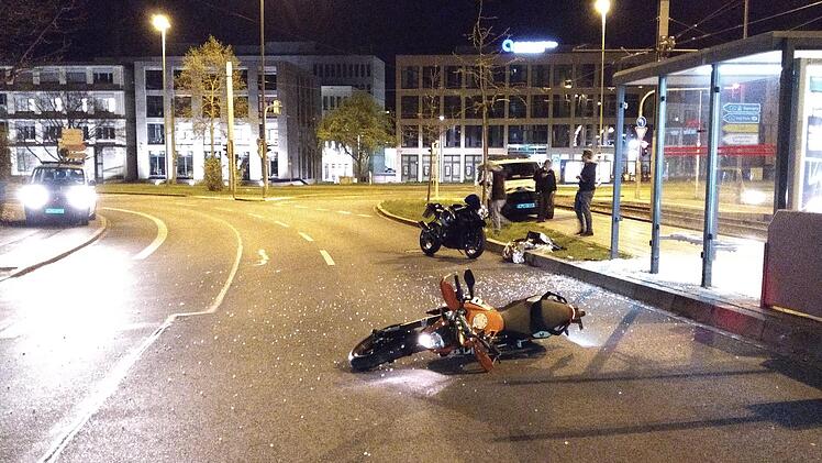 Schwerer Unfall in Nürnberg. Ein 17-Jähriger krachte mit seinem Motorrad in ein Wartehäuschen. Foto: News5/Schwan