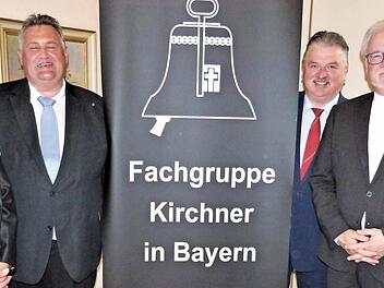 Knapp 90 Frauen und Männer hatten sich um 41. Kirchnertag eingefunden. Unser Bild zeigt von links den Vorsitzenden der Fachgruppe Kirchner in Bayern, Robert Haack, Bürgermeister Gerhard Schneider, Landrat Klaus Peter Söllner, Regionalbischof Stefan Ark Nitsche und Dekan Hans Peetz, der für die Markgrafenkirchen zuständig ist und auch eine Führung durch die Stiftskirche vornahm.  Foto: Werner Reißaus