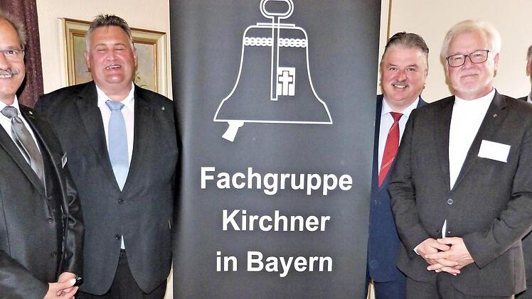 Knapp 90 Frauen und Männer hatten sich um 41. Kirchnertag eingefunden. Unser Bild zeigt von links den Vorsitzenden der Fachgruppe Kirchner in Bayern, Robert Haack, Bürgermeister Gerhard Schneider, Landrat Klaus Peter Söllner, Regionalbischof Stefan Ark Nitsche und Dekan Hans Peetz, der für die Markgrafenkirchen zuständig ist und auch eine Führung durch die Stiftskirche vornahm.  Foto: Werner Reißaus