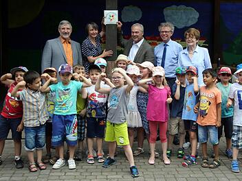 Der erste Familienstützpunkt im Landkreis Coburg wurde am Montag am Familienzentrum in Neustadt bei Coburg eröffnet. Über die neue Anlaufstelle für Ratsuchende in Erziehungsfragen freuten sich nicht nur die Kinder des Kindergartens Weidach, sondern auch Landrat Michael Busch, Leiterin Iris Förster, Ministerialrat Robert Höcherl, Oberbürgermeister Frank Rebhan und seine Stellvertreterin Elke Protzmann (von links). Foto: Bettina Knauth