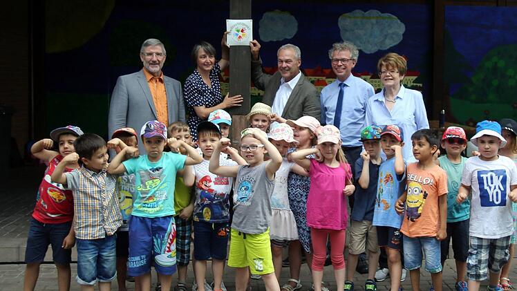 Der erste Familienstützpunkt im Landkreis Coburg wurde am Montag am Familienzentrum in Neustadt bei Coburg eröffnet. Über die neue Anlaufstelle für Ratsuchende in Erziehungsfragen freuten sich nicht nur die Kinder des Kindergartens Weidach, sondern auch Landrat Michael Busch, Leiterin Iris Förster, Ministerialrat Robert Höcherl, Oberbürgermeister Frank Rebhan und seine Stellvertreterin Elke Protzmann (von links). Foto: Bettina Knauth