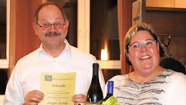 Heidrun Völlner dankte Jürgen Schatz für dessen Engagement als Dirigent und Gründer der Jungmusikanten. Foto: Johanna Blum