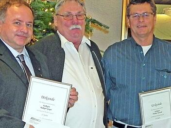 Den Triebfahrzeugführern Rüdiger Geiger (links) und Thomas Konrad (rechts) dankte Edgar Wiesmann für ein Vierteljahrhundert Treue zur GDL und Einsatzbereitschaft für die Mitglieder.  Foto: kos