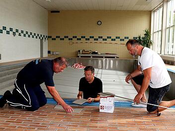 Herbert Heumann, Karsten Fischkal und Marco Boco (v. l.) begutachten die neuen Fliesen.  Foto: Johanna Blum