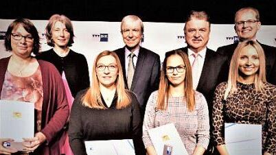 Die Meisterpreistr&auml;ger des Landkreises Kulmbach: vorne von links Karin Lochner-Eber, Stephanie Poperl, Stefanie Dre&szlig;el und Sarah-Lena N&ouml;ske. Dahinter von links IHK-Pr&auml;sidentin Sonja Weigand, Regierungsvizepr&auml;sident Thomas Engel, Landrat Klaus Peter S&ouml;llner und B&uuml;rgermeister Ralf Hartnack Foto: Werner Rei&szlig;aus