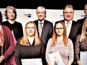 Die Meisterpreisträger des Landkreises Kulmbach: vorne von links Karin Lochner-Eber, Stephanie Poperl, Stefanie Dreßel und Sarah-Lena Nöske. Dahinter von links IHK-Präsidentin Sonja Weigand, Regierungsvizepräsident Thomas Engel, Landrat Klaus Peter Söllner und Bürgermeister Ralf Hartnack Foto: Werner Reißaus