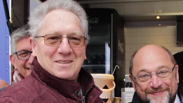 Höchstadts Zweiter Bürgermeister Günter Schulz (links, hier mit Namensvetter Martin Schulz) soll auf Wunsch seiner beiden SPD-Stadtratskollegen sein Amt zurückgeben, weil er es mit der Stimme des AfD-Vertreters bekommen hat.  Foto: Andreas Dorsch