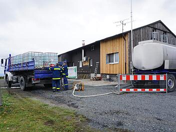 Die Kissinger Hütte wird derzeit am Wochenende vom THW Bad Kissingen mit Wasser beliefert. Der Grund sind Wurzeln im Quellbereich, die die Schüttung beeinträchtigen. "Wasser ist da, wir haben ein technisches Problem", der Vorsitzende des Rhönklub Zweigvereins Bad Kissingen Manfred Egert. Um eine Sanierung der Quellfassung wird der Zweigverein nicht herum kommen.  Foto: Marion Eckert